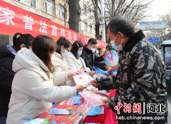 在河北省邢�_市南和�^幸福社�^，志愿者向群��l放普法春�和宣���。 作者 武����
