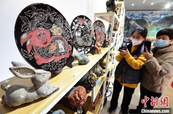 图为顾客正在参观兔年主题陶瓷产品。　郝群英 摄