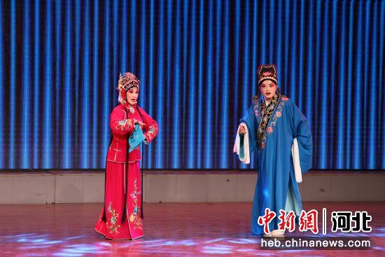 图为学员们表演蔚县秧歌戏经典剧目《花烛错》。 作者 河北艺术职业学院供图