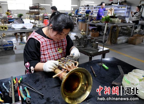 工人在焊接乐器。 贾枭梦 摄 工人在焊接乐器。 贾枭梦 摄