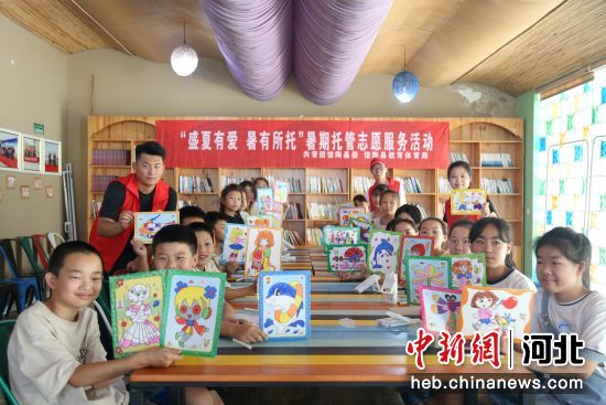 图为在馆陶县大学生志愿者在教孩子们绘画。 郭江鹏 摄