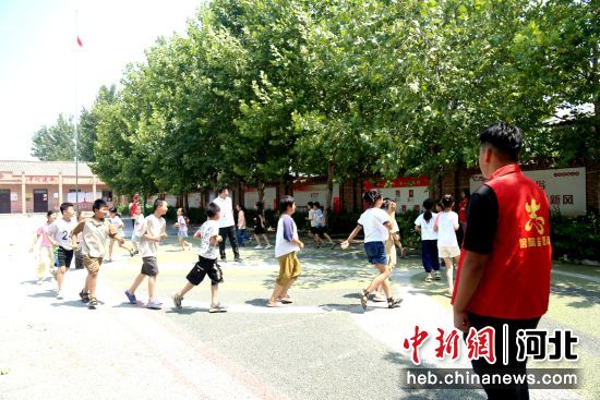 图为在馆陶县青年中心，孩子们在进行体育运动。 郭江鹏 摄