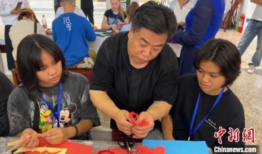 六国学生在内蒙古体会剪纸艺术 感触我国传统文化——我国新闻网河北