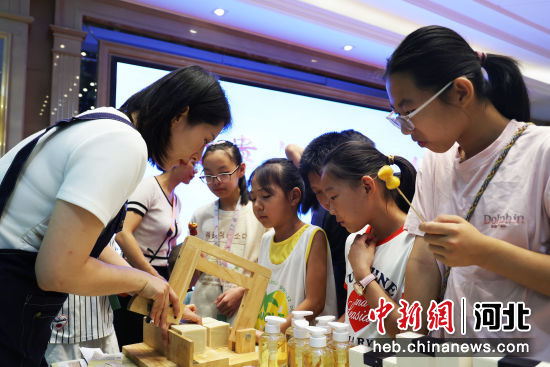 传统冷制手工皂传承人展示手工皂制作方法。 刘栋 摄
