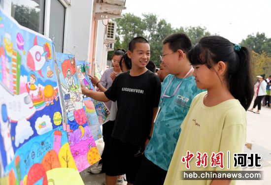 9月8日，在河北省武���h豆村�常村�W校，孩子���^看科幻��展。 �Z�n�� �z