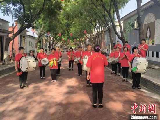 7月5日，郭贵尚(左二)所在的乐队正在排练歌曲《小城故事》。　赵丹媚 摄