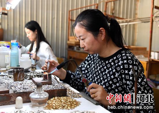 武强县一乐器企业工人在焊接乐器配件。 贾枭梦 摄 武强县一乐器企业工人在焊接乐器配件。 贾枭梦 摄