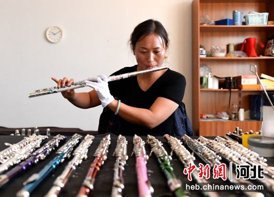 武强县一乐器企业工人在调试乐器。 贾枭梦 摄 武强县一乐器企业工人在调试乐器。 贾枭梦 摄