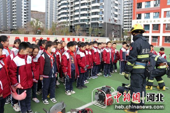 图为消防员为学生们讲解消防知识。 刘颖 摄