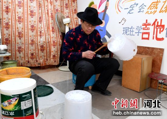 11月29日，李彦科在挑选合适的塑料桶。 贾枭梦 摄