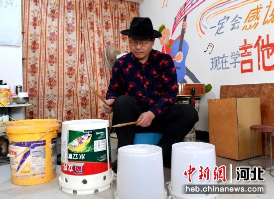 11月29日，李彦科在用选出的塑料桶练习。 贾枭梦 摄