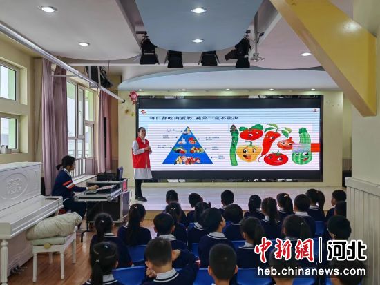 图为泊头市医院医生在第一幼儿园开展健康知识讲座。 刘斌 摄