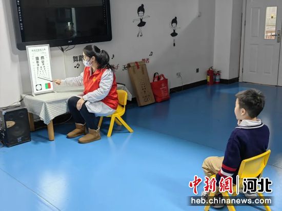 图为泊头市医院医生为孩子进行视力检查。 刘斌 摄