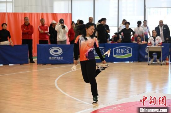 1月14日，在京津冀毽球邀请赛比赛现场，选手们高超的技巧、灵动的脚法引来观众阵阵喝彩。　耿辉 摄