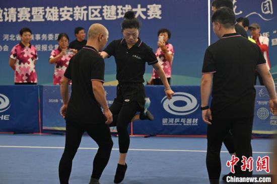 1月14日，在京津冀毽球邀请赛比赛现场，运动员们进行个人规定动作(盘踢)、集体接力计数赛、健身毽球男女混合五人围踢等9个项目的比赛。　耿辉 摄