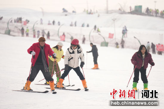 滑雪教练向参赛选手讲解比赛注意事项。 孙珞瑜 摄