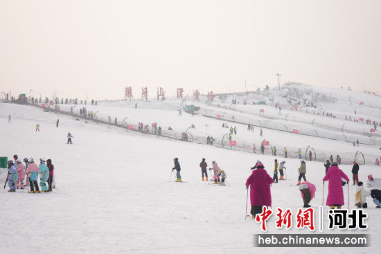 白沟新城第五届冰雪运动会滑雪比赛开赛。 孙珞瑜 摄