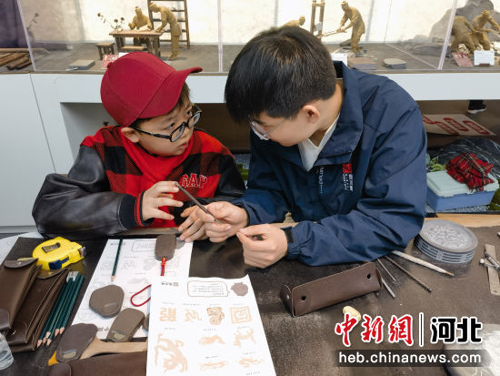 2月2日，小学生体验学习易水砚雕刻技艺。吕子豪 摄