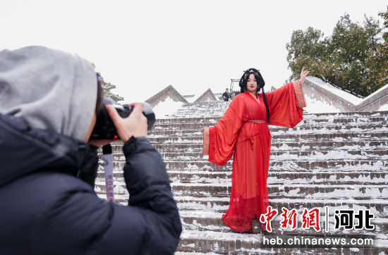图为游客在雪中拍摄战国袍古装写真。王倩倩 摄