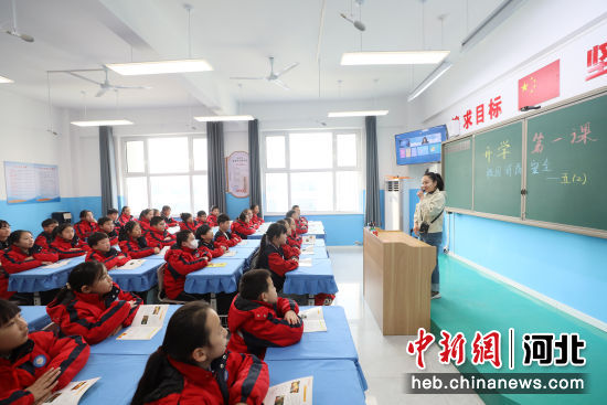图为在河北省隆尧县第五实验小学，老师为学生讲解校园消防安全知识。 张玲玲 摄