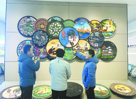 2月1日，邯郸市虹光铸造有限公司产品展厅内的彩绘井盖。 祁鹏飞 摄