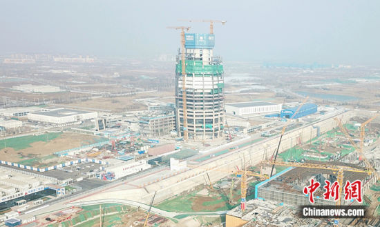 3月27日，位于雄安新区启动区的中国中化总部大厦项目完成主体结构封顶，较计划节点提前1个月。资料图为2月8日，航拍中国中化总部大厦项目建设现场。(无人机照片) 中新社记者 韩冰 摄