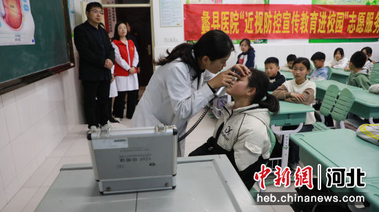医生为学生检查眼底健康情况。 雷雪姣 摄