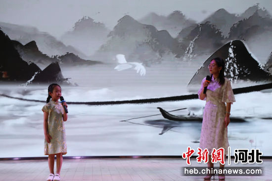 家长和孩子诵读《中文有多美》。雷雪姣 摄