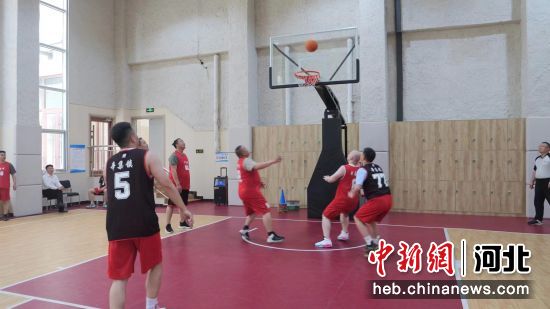在辛集市辛集镇建东社区，职工们打篮球放松身心。 王鹏 摄