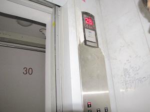 石家庄一小区电梯显示不准确 居民找不到家