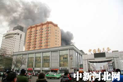 中国南三条市场一床上用品城突起大火(组图)