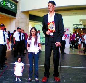 世上最高男与最矮女相会 身高相差174厘米(图