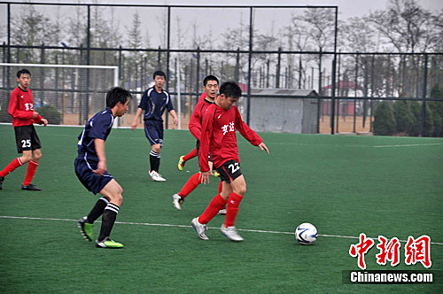 2011全国足球学校杯男子U17比赛激战秦皇岛