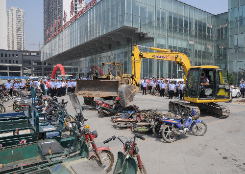 河北邯郸警方销毁200余辆非法违法摩托车