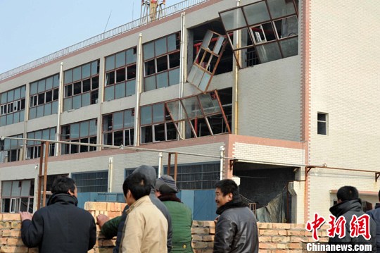 中国新闻网·河北新闻--村民在该厂区南墙外关