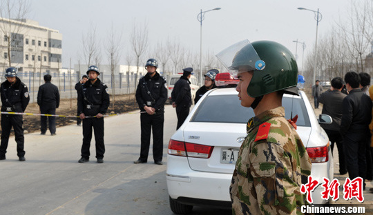 中国新闻网·河北新闻--警方将厂区出入口封锁