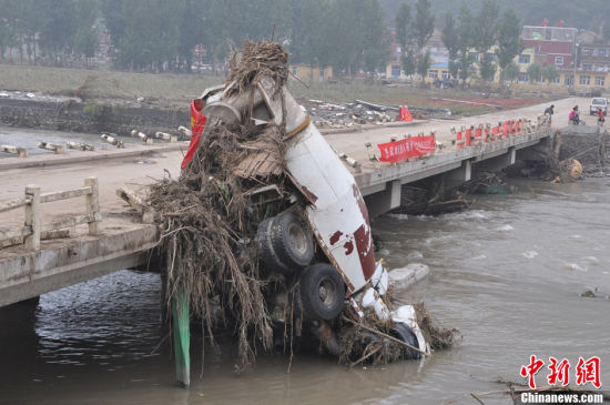 河北新闻网--洪灾过后的野三坡:那些受伤的车