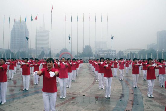秦皇岛逾千人跳健身舞喜迎全民健身日
