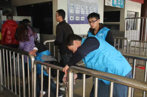 邯郸火车站30余名青年志愿者开展志愿服务活