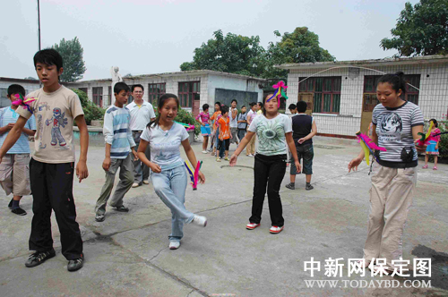 组图:定州市残疾儿童喜迎北京残奥会
