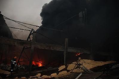 秦皇岛一淀粉公司发生爆炸事故 消防部队紧急