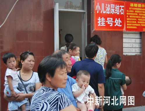 图:河北省儿童医院挂号处聚集了大量家长
