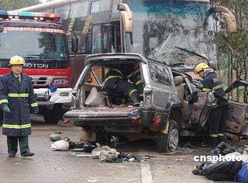 图:广西柳州发生特大车祸十死两重伤