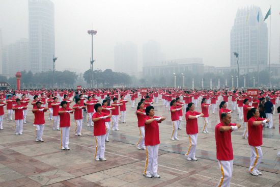 秦皇岛逾千人跳健身舞喜迎全民健身日--中新网