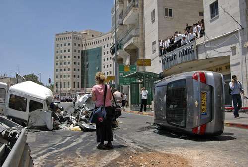 耶路撒冷一男子驾推土机撞数辆车 40余死伤