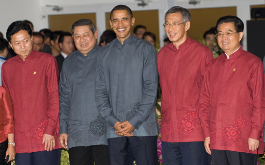APEC峰会领导人穿新加坡特色服装合影
