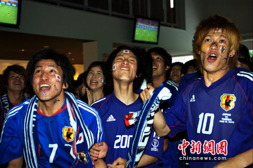 世界杯小组赛深夜进行 女球迷为日本队加油