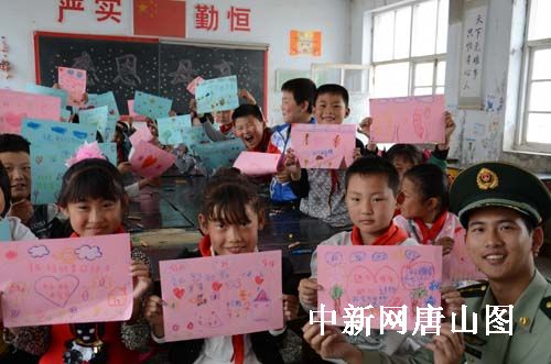 唐山边防民警组织小学生开展感恩妈妈手工课