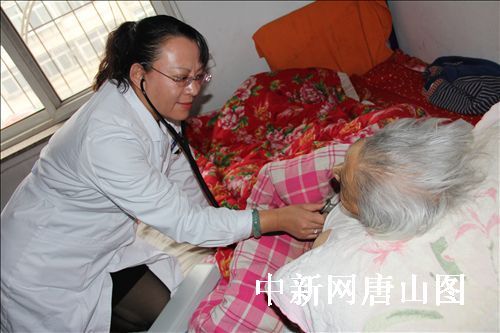 唐山市协和医院为百岁老人免费上门查体(图)