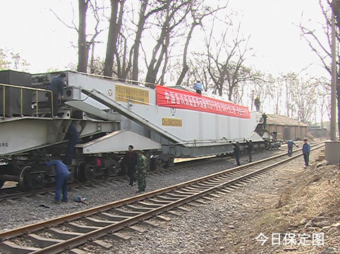 中国特大型三相一体变压器首次通过铁路发运